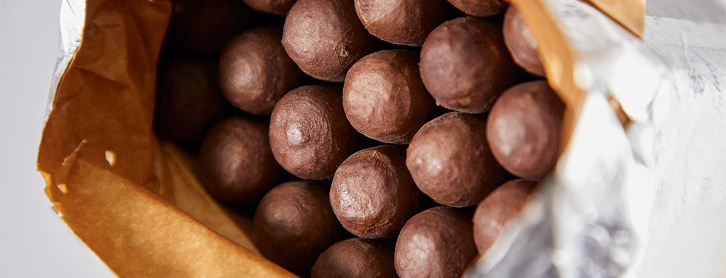 How do we review cigars? content main image